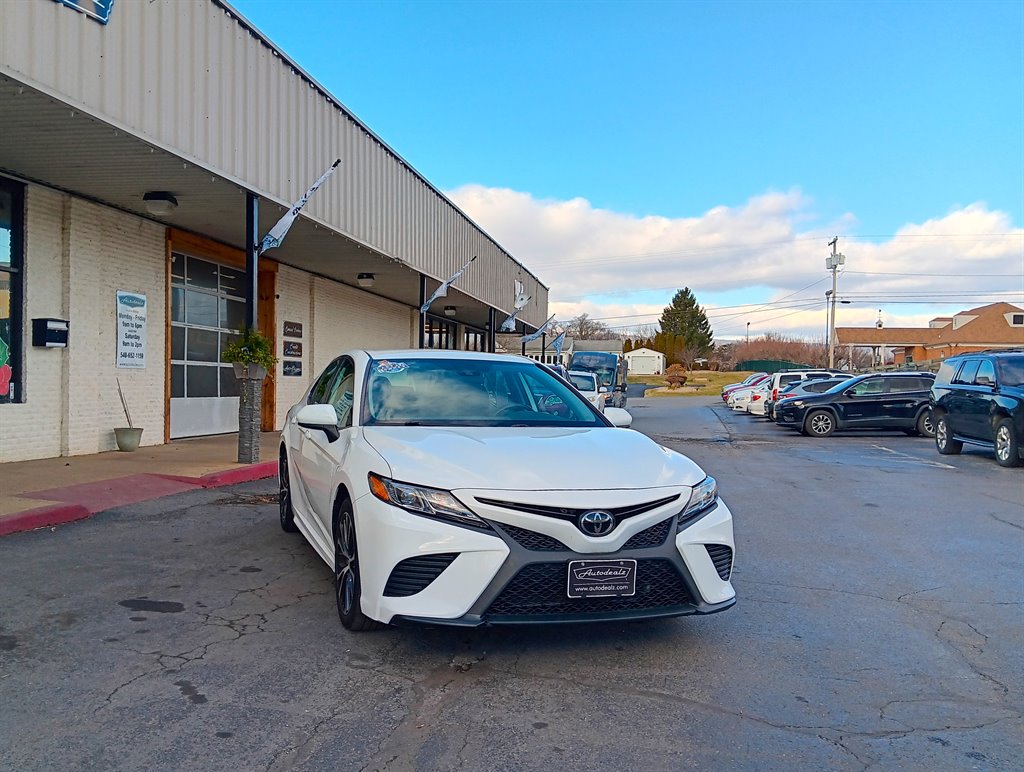 2019 Toyota Camry SE photo 5